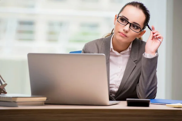 Triste mujer de negocios trabajando en su escritorio — Foto de Stock