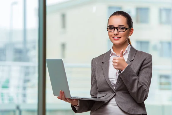 Empresaria con portátil en concepto de negocio — Foto de Stock