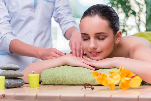 Mujer joven durante la sesión de masaje —  Fotos de Stock