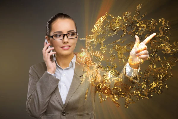 Zakenvrouw met dollars praten op mobiele telefoon — Stockfoto