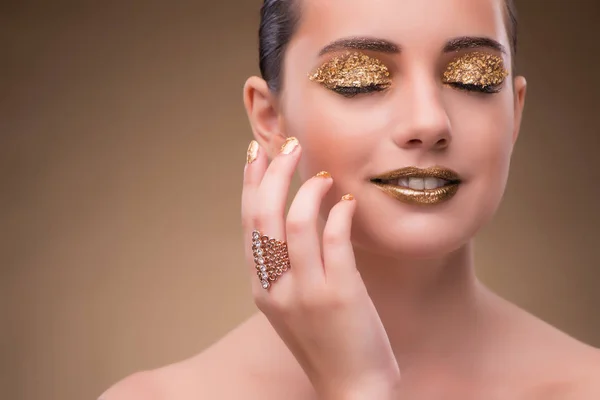 Mujer elegante con joyas en concepto de moda —  Fotos de Stock