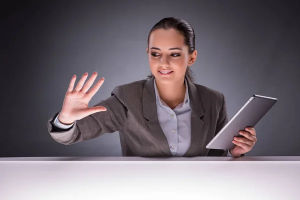 Femme avec tablette informatique dans le concept d'entreprise — Photo