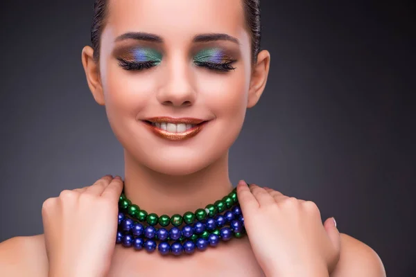 Hermosa mujer con joyas en concepto de belleza — Foto de Stock