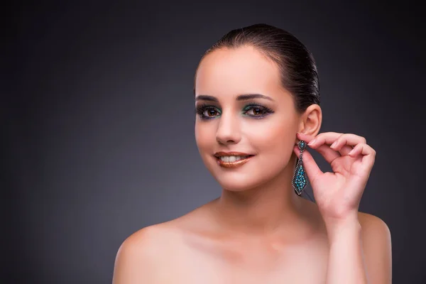 Hermosa mujer con joyas en concepto de belleza —  Fotos de Stock