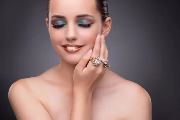 Hermosa mujer mostrando sus joyas en concepto de moda — Foto de Stock