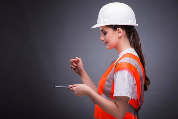 Trabajador de construcción joven con tableta — Foto de Stock