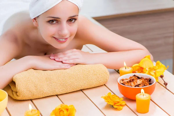 Young woman in spa health concept — Stock Photo, Image