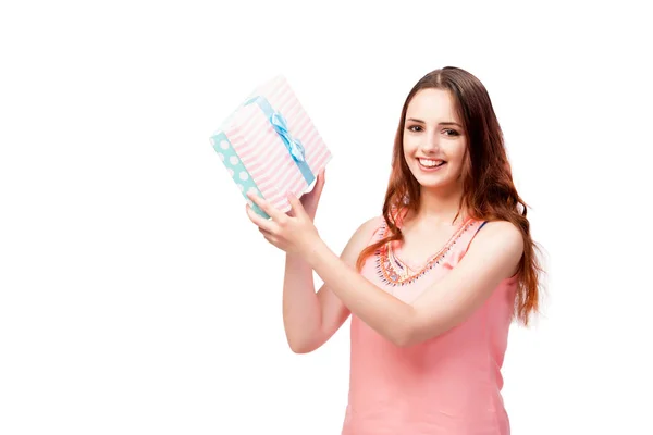 Mujer joven con caja de regalo aislada en blanco —  Fotos de Stock