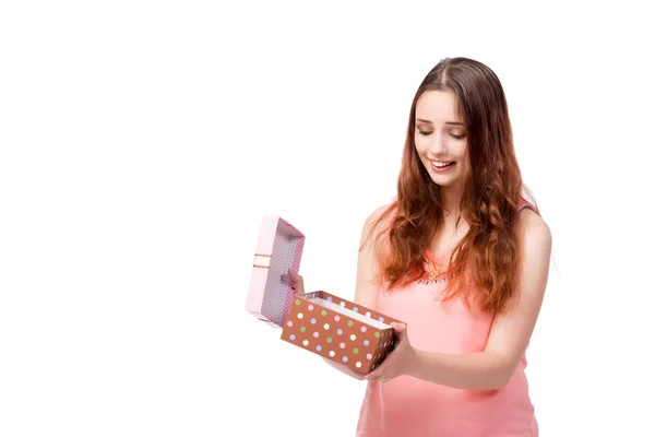 Jonge vrouw met giftbox geïsoleerd op wit — Stockfoto