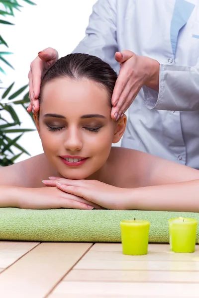 Frau bei Massage im Wellness-Salon — Stockfoto