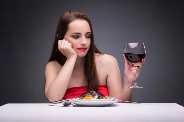 Schöne Frau, die allein mit Wein isst — Stockfoto