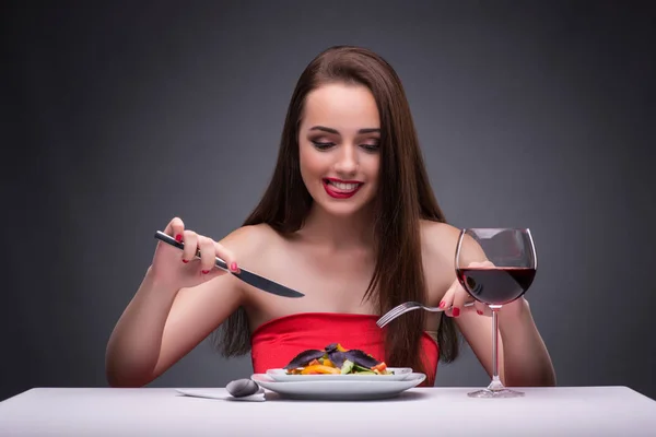 Hermosa mujer comiendo sola con vino — Foto de Stock