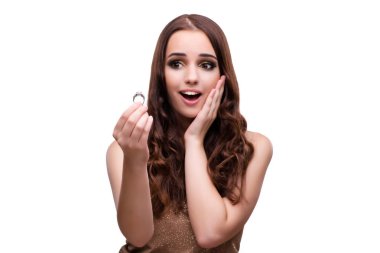 Moda konseptinde takılarını sergileyen güzel bir kadın.