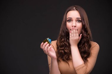 Giftbox ve evlilik teklifi ile genç kadın