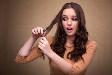 Güzel bir kadınla saçlarını kesme makası