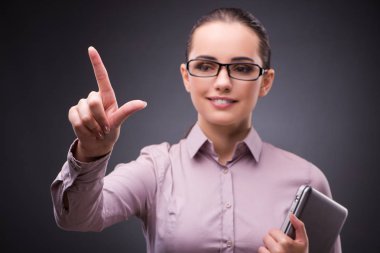 İş kavramı içinde sanal düğmelere basarak işkadını