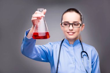 Tıbbi konseptte genç doktor