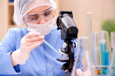 Laboratuvar kimyager mikroskop ve tüpler ile çalışma