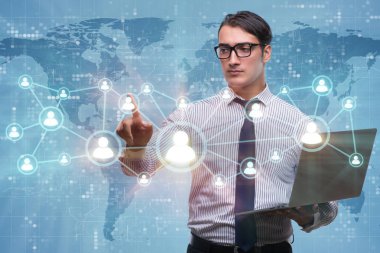 Sosyal ağ kavramı içinde laptop ile işadamı