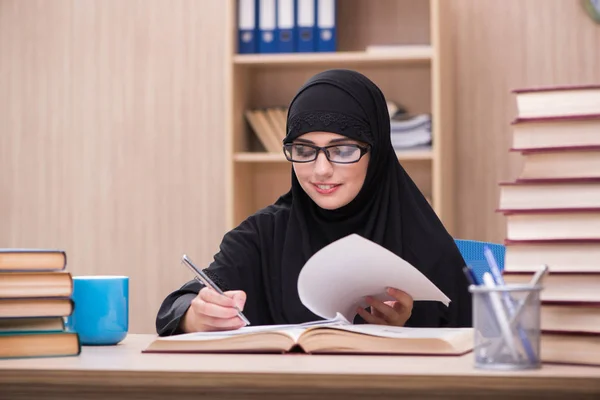 Kvinna muslimsk student förbereder sig för tentor — Stockfoto