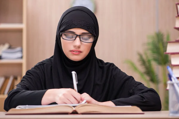 女穆斯林学生为考试做准备 — 图库照片