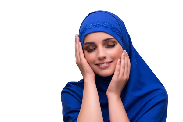 Kvinna i traditionella muslimska kläder isolerad på vit — Stockfoto