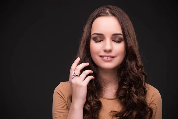 Mujer joven con accesorios de joyería — Foto de Stock