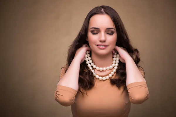 Mladá žena s perlový náhrdelník — Stock fotografie