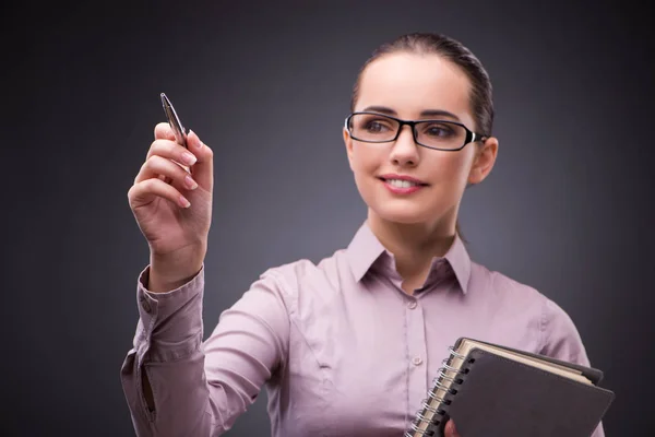 Geschäftsfrau drückt virtuelle Knöpfe im Geschäftskonzept — Stockfoto