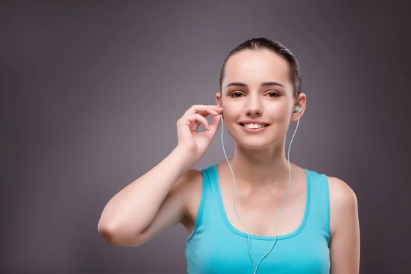 Mujer joven haciendo deporte en concepto de deporte —  Fotos de Stock