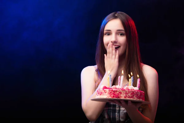 Mujer joven con pastel de cumpleaños en la fiesta —  Fotos de Stock