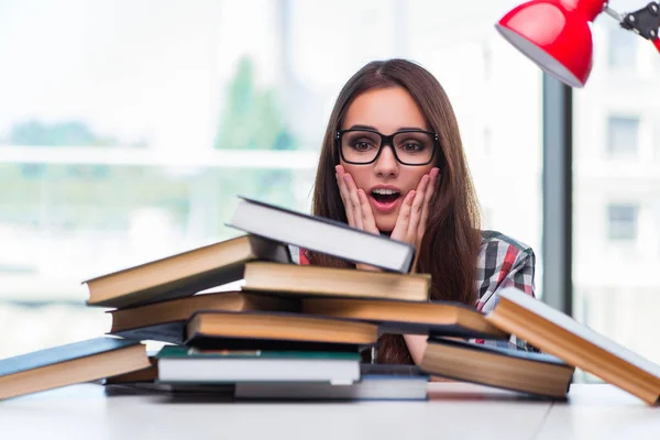 Jovem estudante com muitos livros — Fotografia de Stock