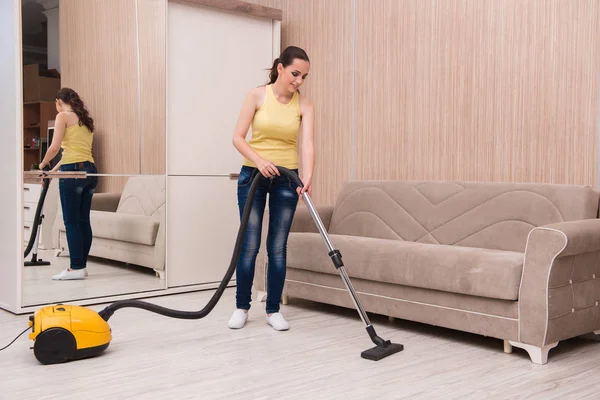 Mujer joven haciendo limpieza en casa — Foto de Stock