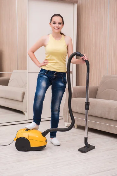 Jovem mulher fazendo limpeza em casa — Fotografia de Stock
