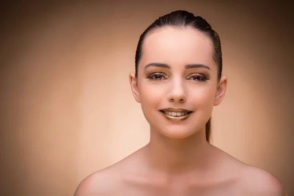 Mujer con hermoso maquillaje contra el fondo —  Fotos de Stock