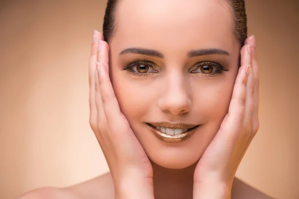 Mujer con bonito maquillaje en concepto de belleza —  Fotos de Stock