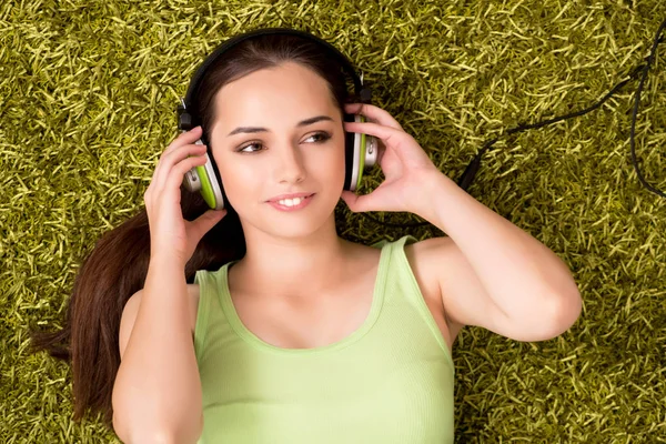 家で音楽を聴いている若い女性 — ストック写真