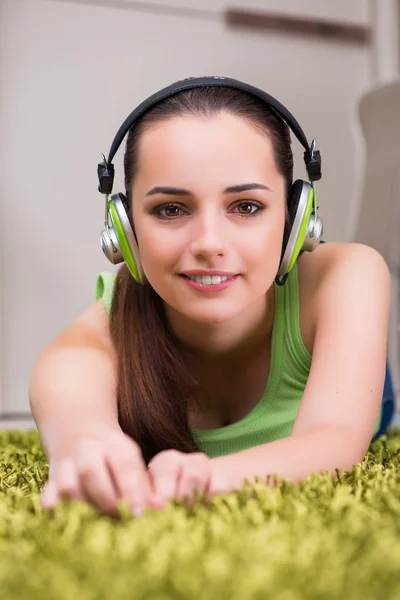 Mujer joven escuchando música en casa —  Fotos de Stock