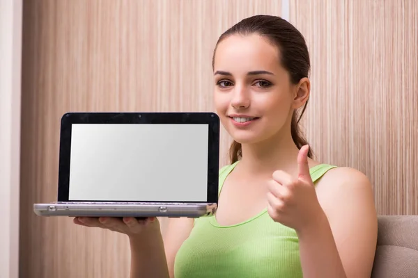 Laptop evde çalışan genç kadın — Stok fotoğraf