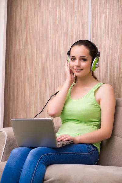 Chica joven escuchando música en casa — Foto de Stock