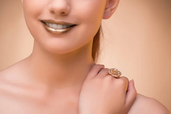 Pěkná žena nosí elegantní šperky — Stock fotografie