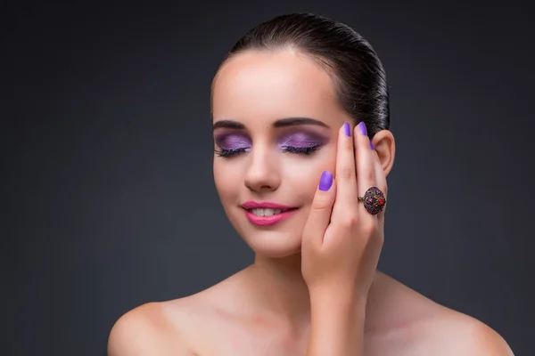 Hermosa mujer en concepto de moda —  Fotos de Stock