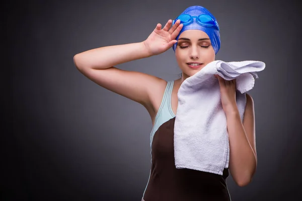 Mulher nadadora contra fundo cinza — Fotografia de Stock