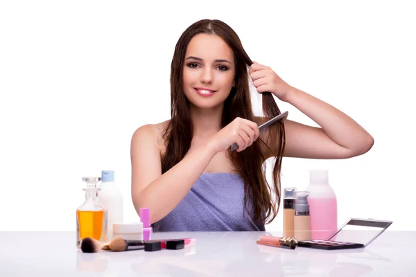 Mulher aplicando maquiagem isolada no branco — Fotografia de Stock