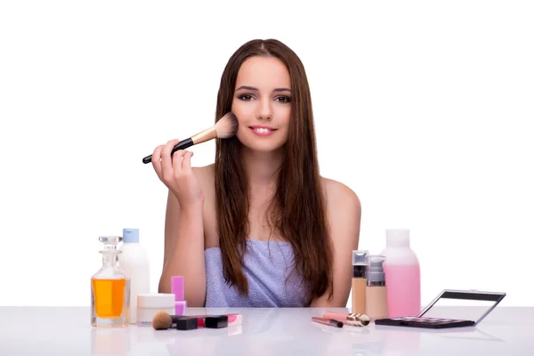 Mujer aplicando maquillaje aislado sobre blanco — Foto de Stock