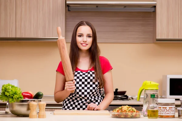 Jonge vrouw huisvrouw werken in de keuken — Stockfoto