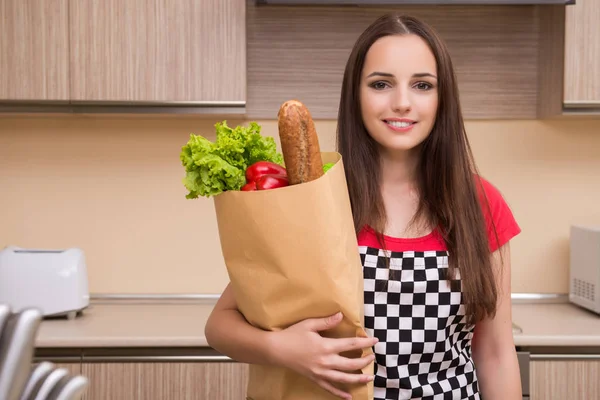 Ung kvinna-hemmafru som arbetar i köket — Stockfoto