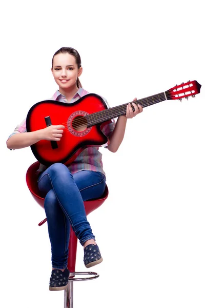 Gitarlı genç bir kadın beyazlar içinde. — Stok fotoğraf