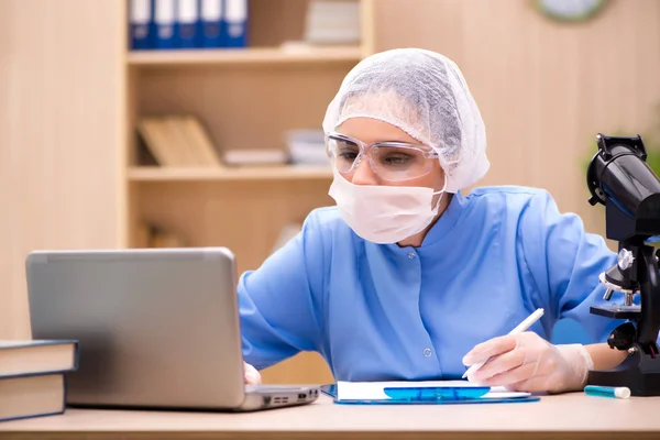 Giovane donna medico che lavora in laboratorio — Foto Stock