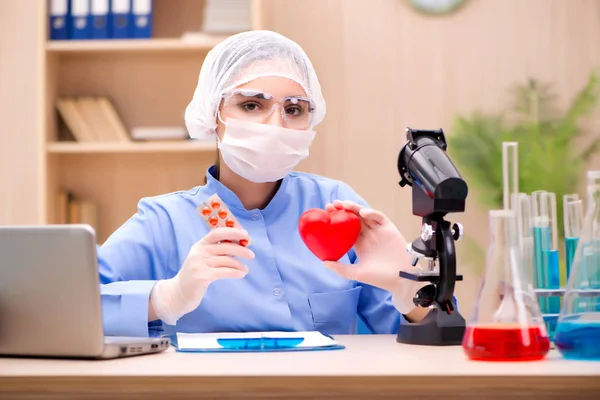 Giovane donna medico che lavora in laboratorio — Foto Stock